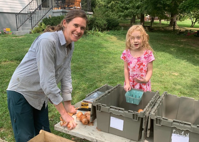 Élever vos enfants dans une ferme leur offre un environnement incroyable pour apprendre. / Crédit photo : Rains and Sun Hilltop Farm   